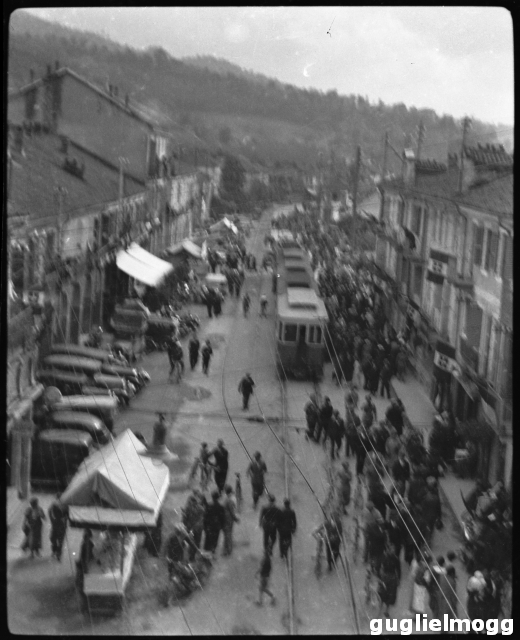 1933, Prima Mostra della fragola: la gente lungo l'attuale Via Martiri della Libertà, foto di Antonio Girardi